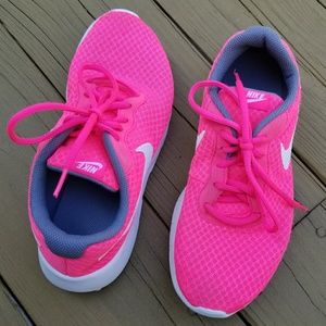 hot pink nike tanjun